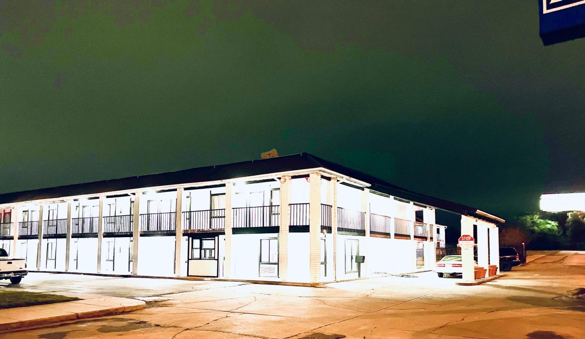 Economy Inn And Suites Tulsa Zewnętrze zdjęcie