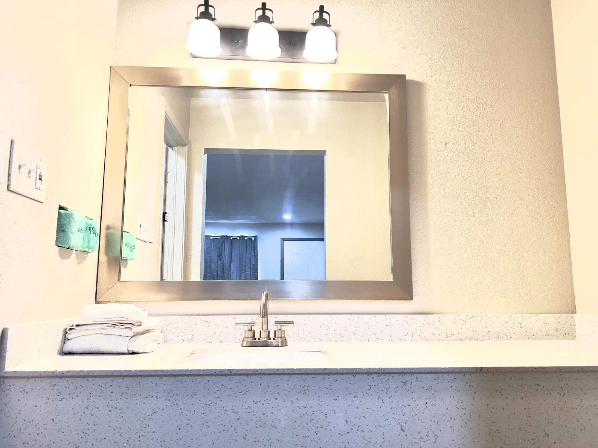 Economy Inn And Suites Tulsa Zewnętrze zdjęcie
